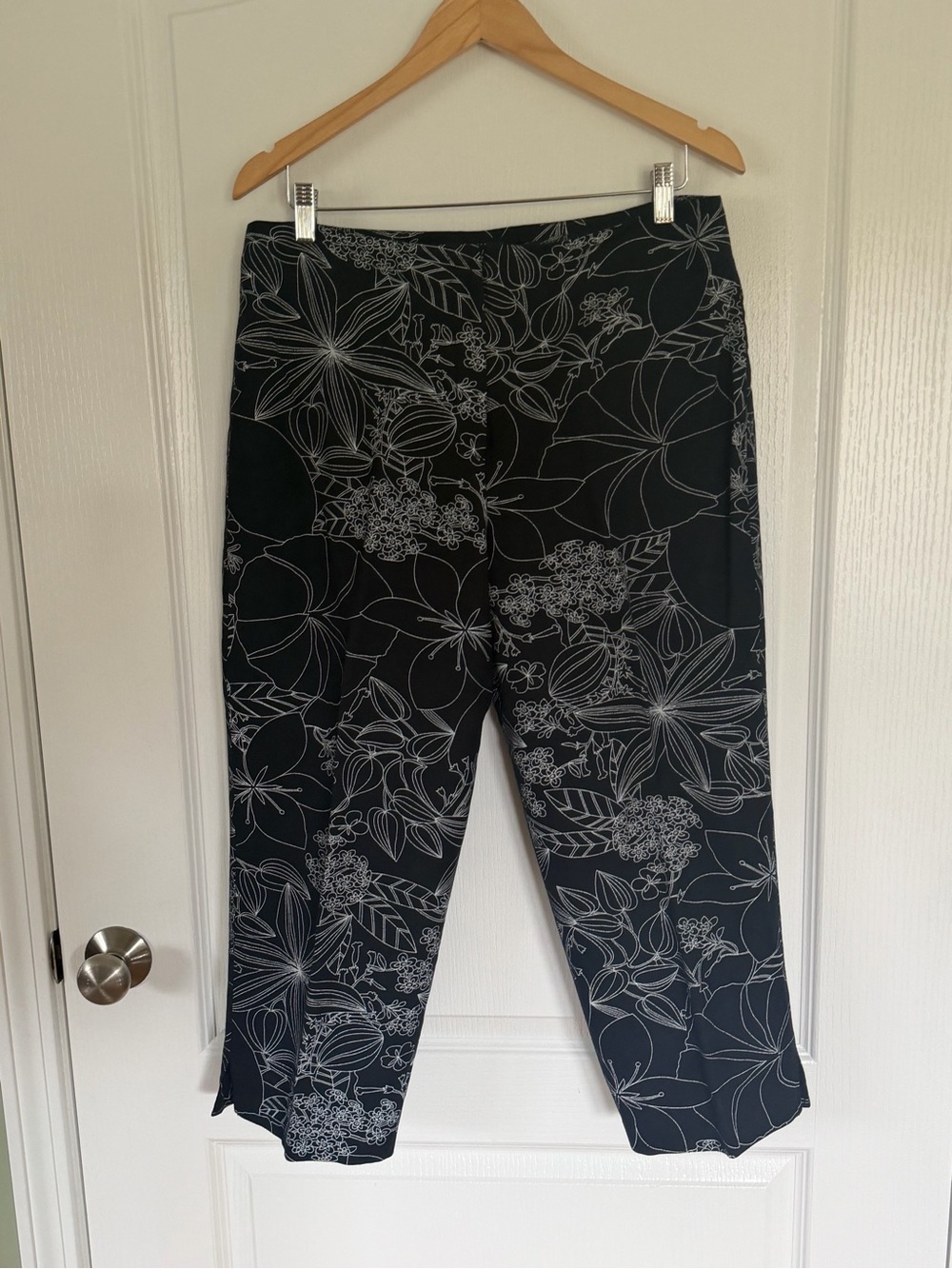 Black/White Floral-Print Women’s Crop/Capri Pants, sz 16